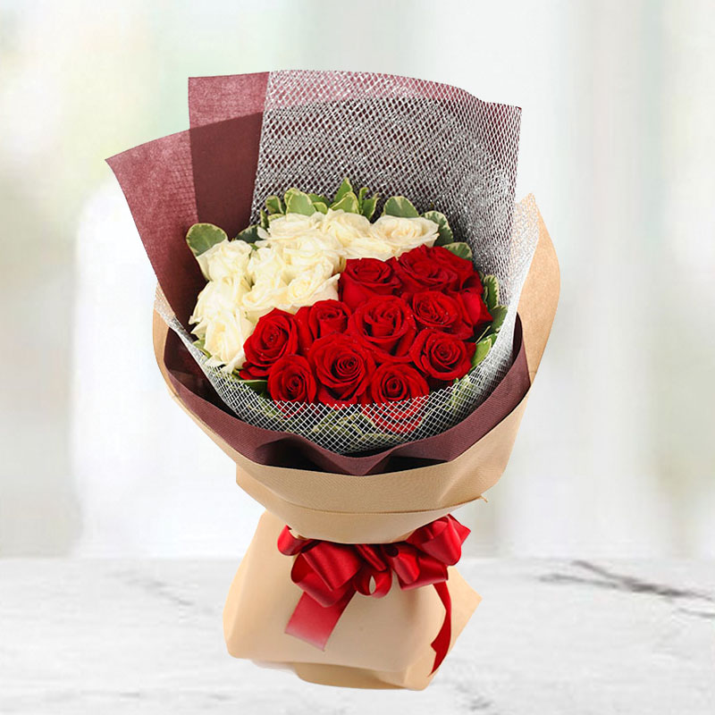 Flower Hand Bouquet: Delicate Love (Red-White)