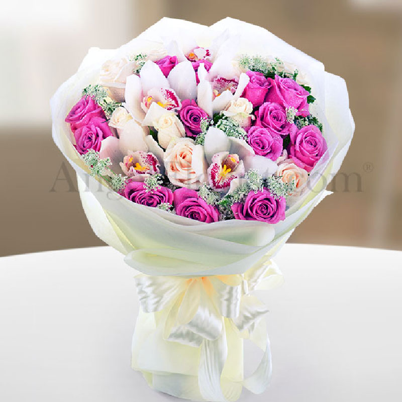 Hand Bouquet: A Dozen Hugs