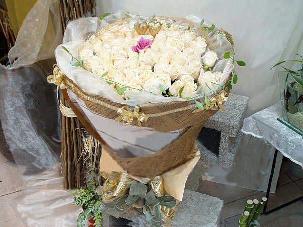 99 Roses Bouquet: Glorious Beauty