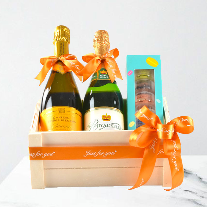 Wine hamper: Bubbles and Sweets